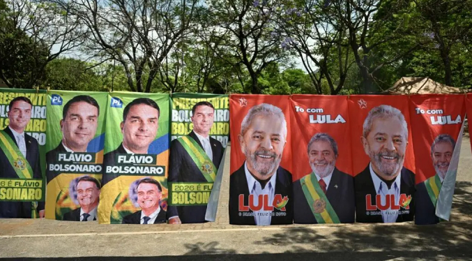 Lula y Flávio Bolsonaro juegan al vale todo en unas inciertas elecciones en Brasil