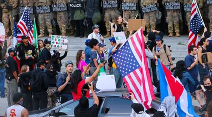 Manifestantes sabotean a Trump dos veces durante un mitin en Texas