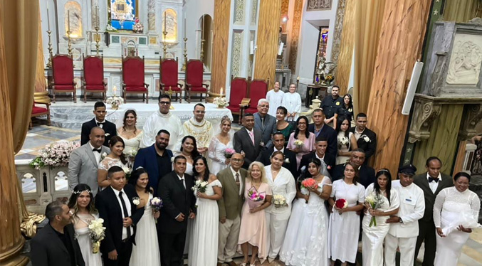 Celebran matrimonio comunitario de 16 parejas en la Basílica de Chiquinquirá