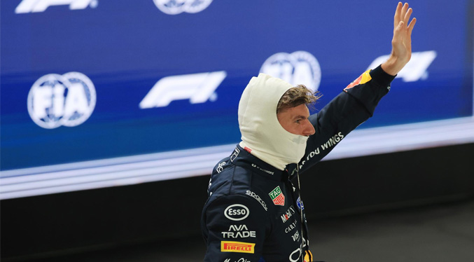 Max Verstappen gana la carrera nocturna en el circuito urbano Marina Bay de Singapur