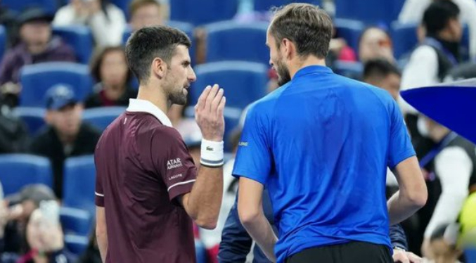 Medvedev descalificado del Abierto de China por golpear a un espectador con una pelota