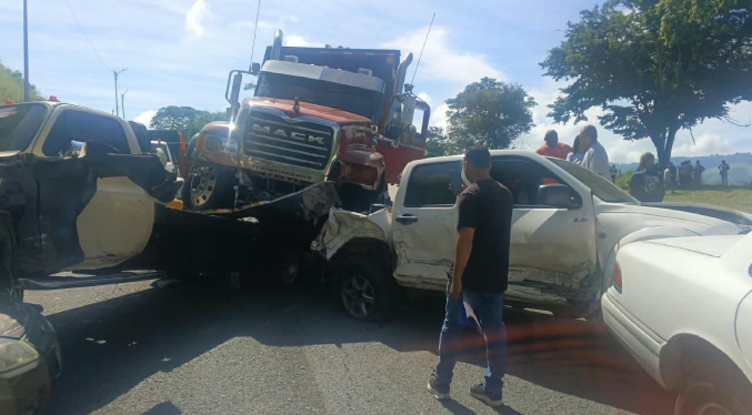 Accidente múltiple de más de 10 vehículos paraliza la ARC