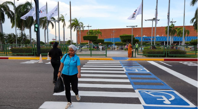 Alcaldía de Maracaibo reinaugura paso peatonal frente al Sambil
