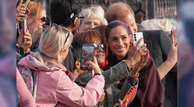 El príncipe Enrique y Meghan reciben vítores en su regreso al Reino Unido