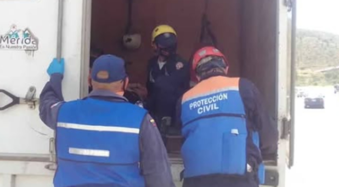 Muere bebé y dos adultos tras desbarrancarse vehículo en Mérida