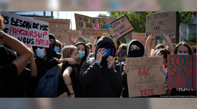 Francia reporta incidentes en 413 centros educativos por protestas