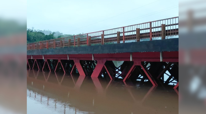 Lluvias obligan la evacuación de decenas de personas y el cierre de puentes en Argentina