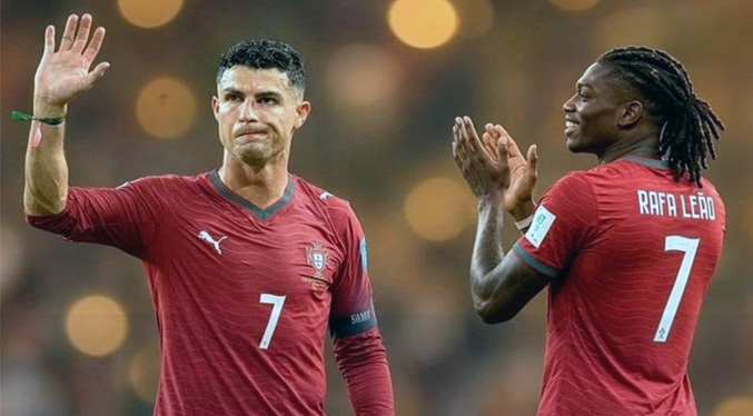Rafael Leão viste el número 7 de Cristiano Ronaldo contra Dinamarca