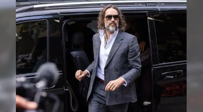 El actor Russell Brand asiste al inicio de su juicio por violación en Reino Unido