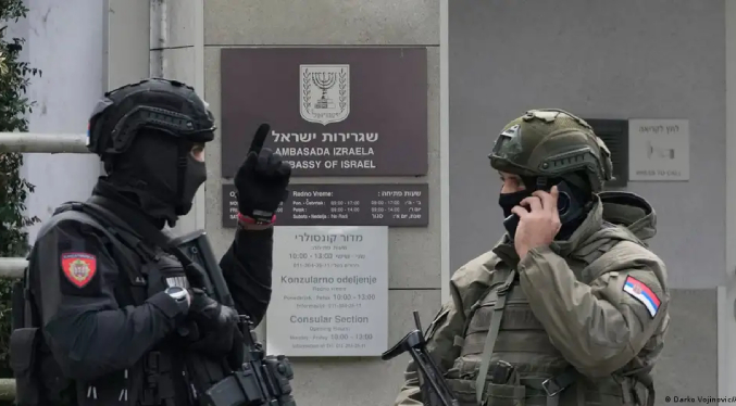 Serbia abate a menor tras ataque frente a embajada de Israel