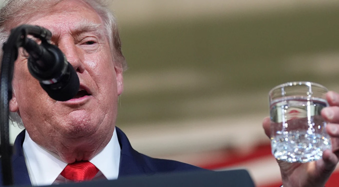 Trump tira un vaso de agua para comparar ahorro de combustible con el petróleo venezolano