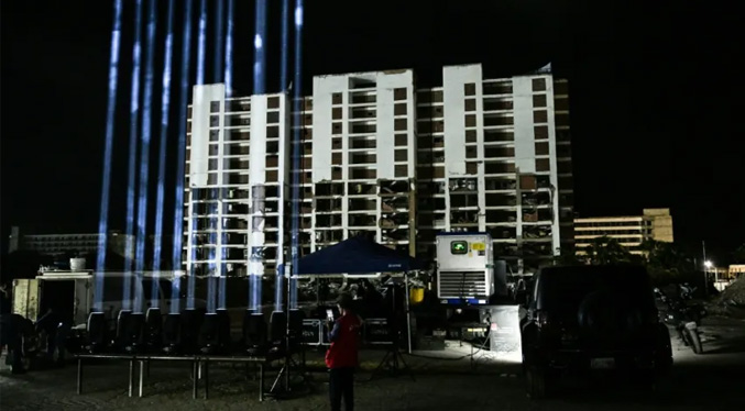 Un haz de luz en honor a los fallecidos por los terremotos que hace 100 días devastaron Venezuela
