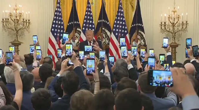 Trump enseña las obras del salón de baile de la Casa Blanca a líderes hispanos