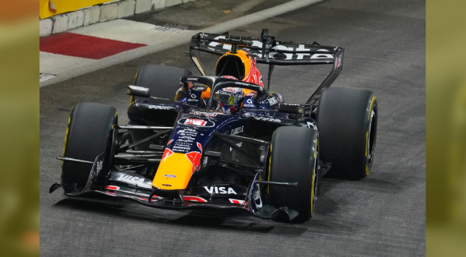 Verstappen obtiene la pole para el sprint de F1 en Singapur y Russell recorta a Antonelli