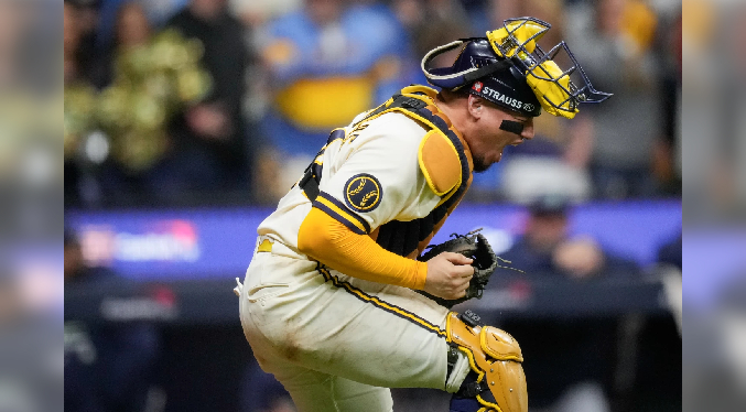 Cerveceros remontan para superar 5-4 a Rays y tomar ventaja 2-0 en la Serie Mundial