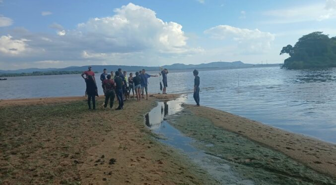 Dos niños desaparecidos y un hombre fallecido por inmersión en un balneario de Bolívar