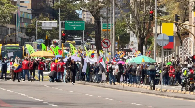 Reportan bloqueos en varias calles de Bogotá por convocatoria de marchas