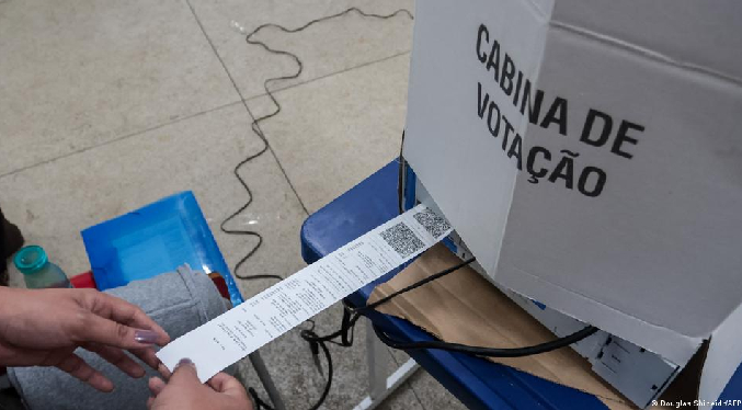 Cierran los últimos colegios electorales en Brasil y avanza el conteo