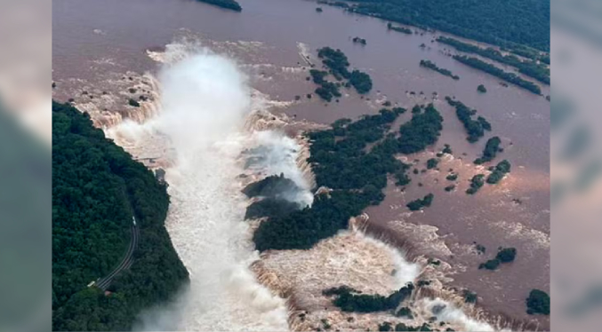 Restringen paso a las cataratas de Iguazú por fuerte crecida del río