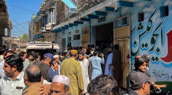 Arrestan a dueño de la escuela derrumbada en Pakistán en la que han muerto más de 30 niños