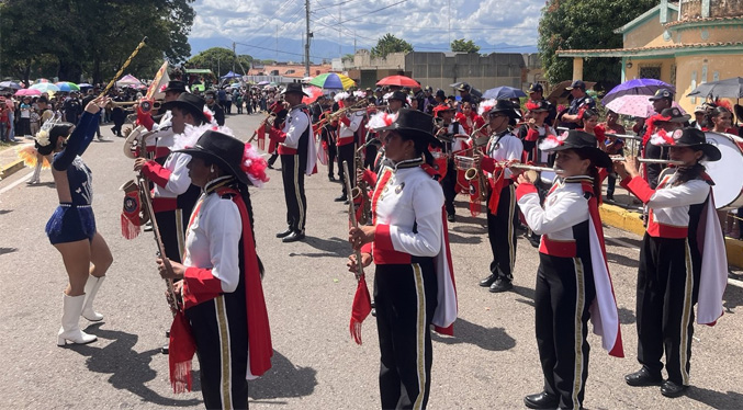 Afectados por altas temperaturas en desfile ferial de Villa del Rosario reciben atención inmediata