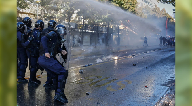 Policía usa gas lacrimógeno y cañones de agua para reprimir protestas en Albania
