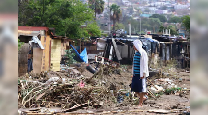 Huracán Simón azota centros turísticos y pueblos vulnerables a lo largo del Pacífico mexicano