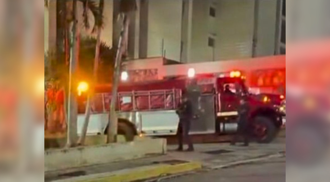 Cuatro vehículos calcinados y otros con daños por incendio en un edificio en Manzanares