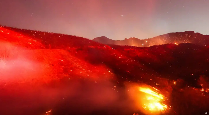 Incendios forestales obligan a evacuar zonas cercanas a Malibú