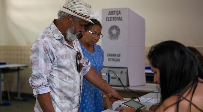 Juez prorroga el horario de votación de las elecciones presidenciales en Brasil
