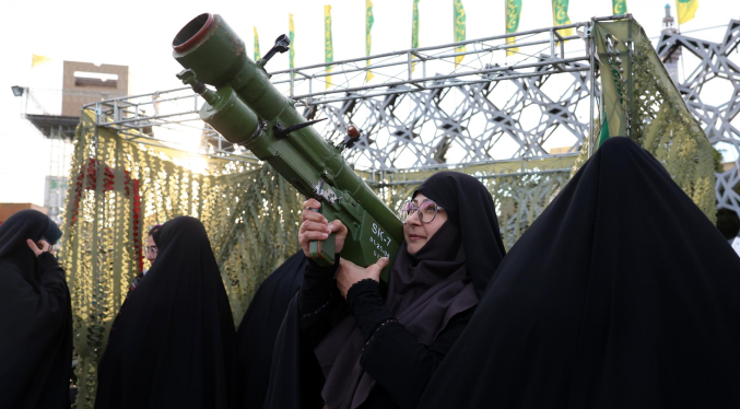 Irán utiliza varias plazas en Teherán como centros de entrenamiento militar para voluntarios