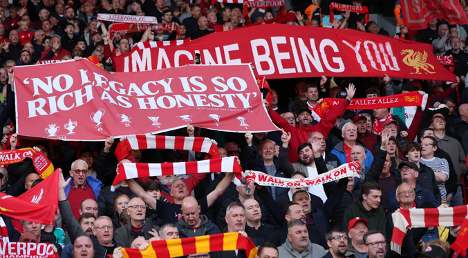 Pitada, pancartas y acusaciones contra Manchester City en su visita a Anfield