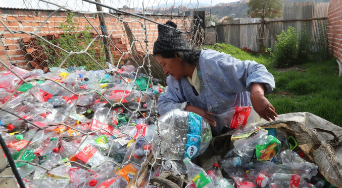Bolivia transforma residuos plásticos en combustible ante la escasez y el alza de precios
