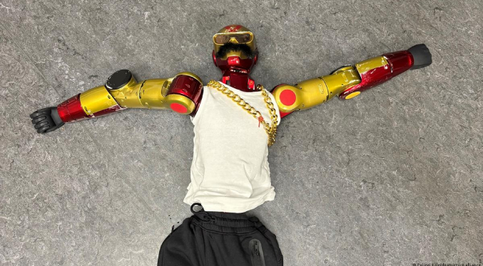 Policía confisca robot que manoseó a una chica de 16 años; investiga quién lo controlaba