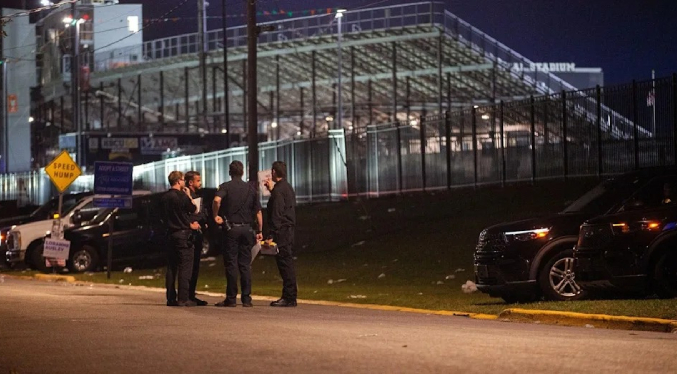 Tiroteo cerca de un estadio universitario en Florida deja 12 heridos, entre ellos varios menores