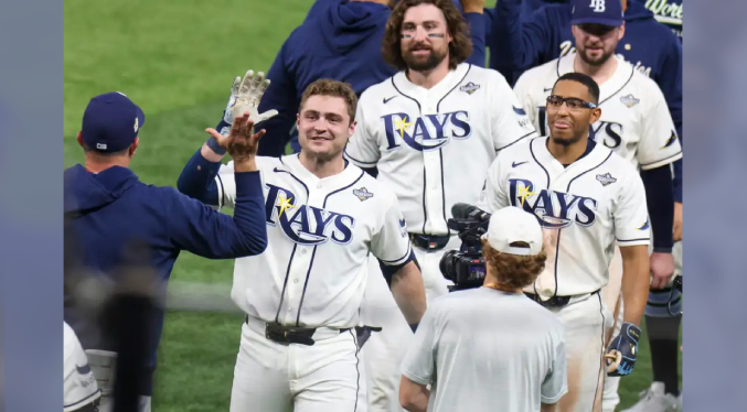 Rays remontan contra Cerveceros y evitan la barrida en la MLB